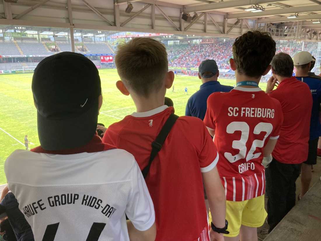 Spieler:innen des SV Kappel jubeln die U23 des SC Freiburg zum Vizemeistertitel 