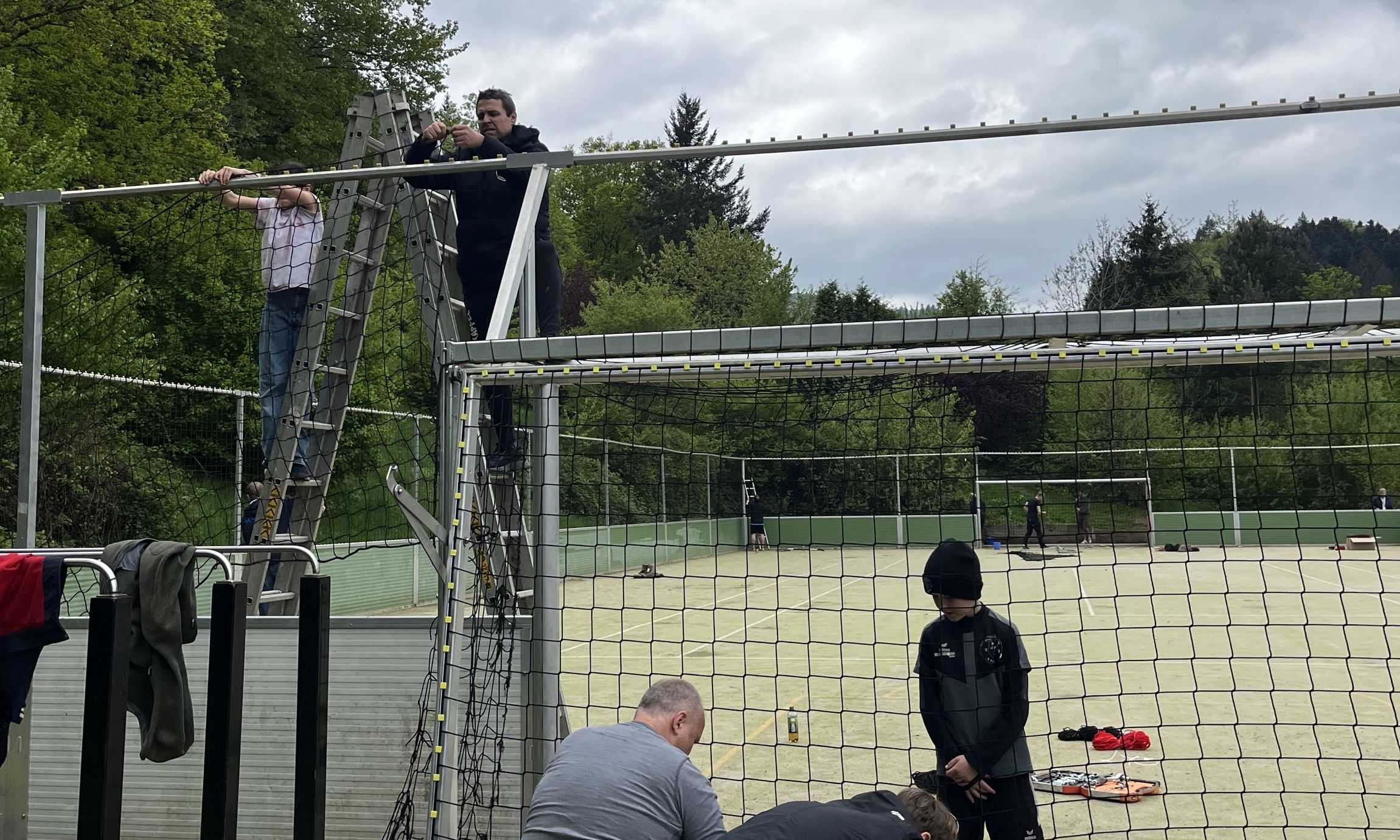 Platzputzaktion lässt den Sportplatz wieder glänzen