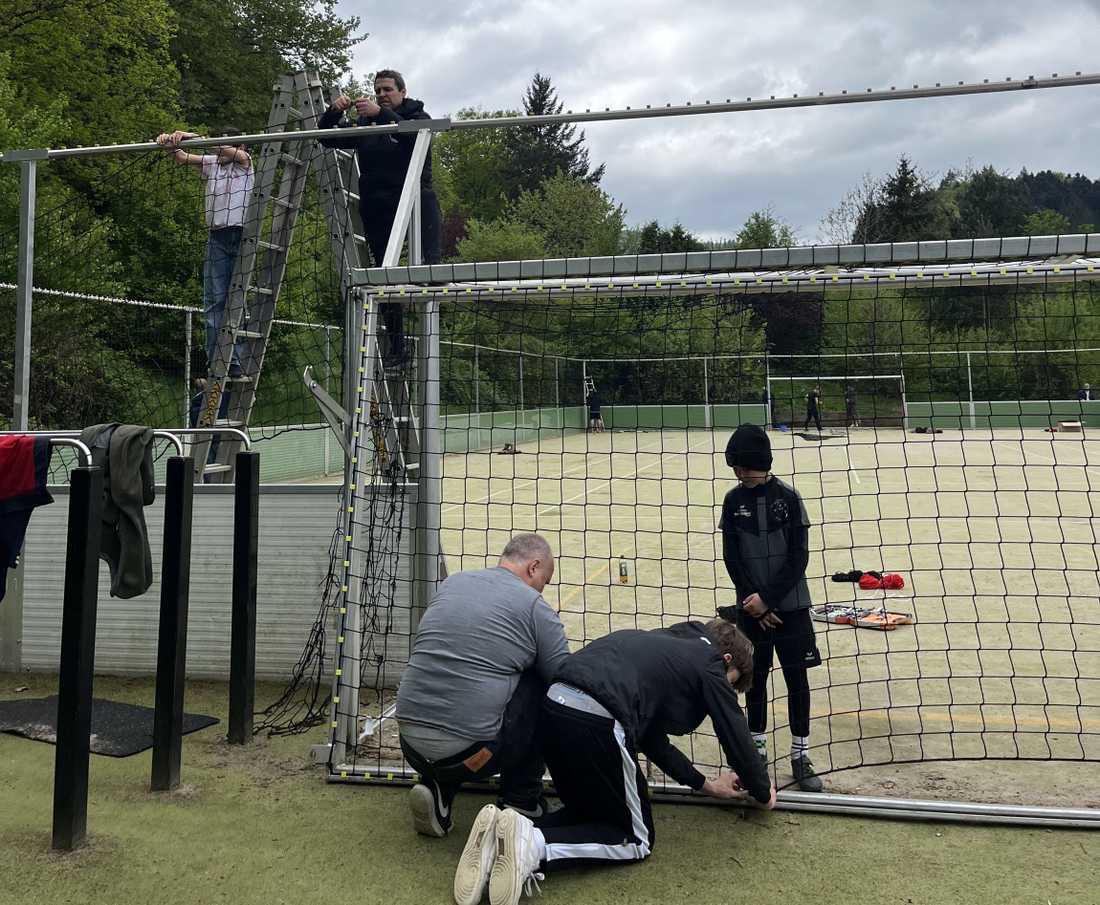 Platzputzaktion lässt den Sportplatz wieder glänzen