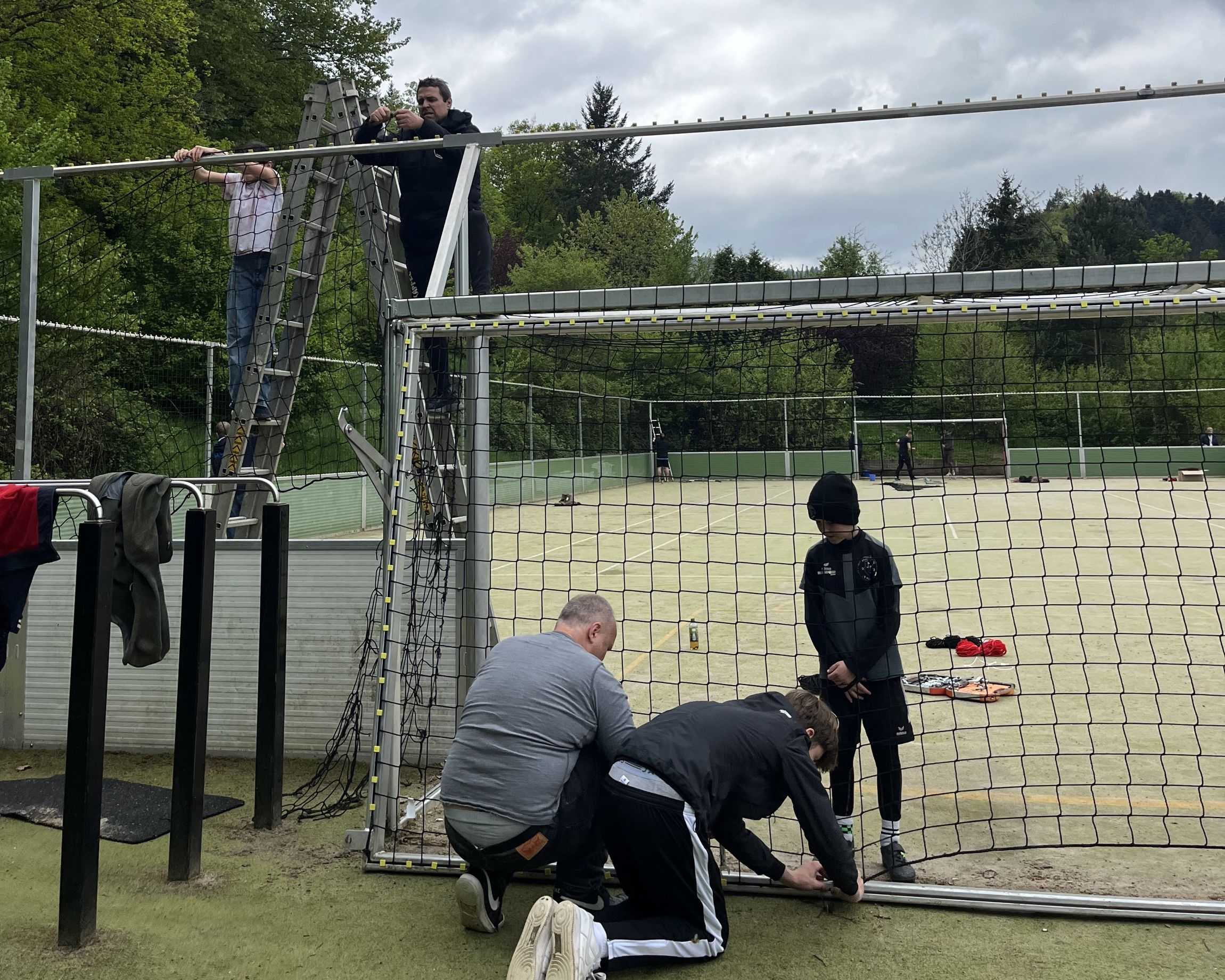 Platzputzaktion lässt den Sportplatz wieder glänzen