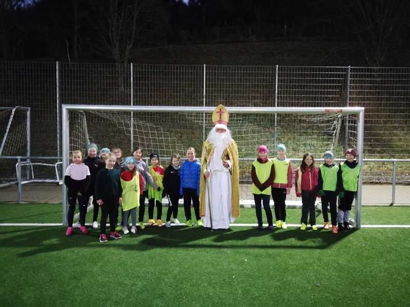 Der Nikolaus in den Reihen der Mannschaft