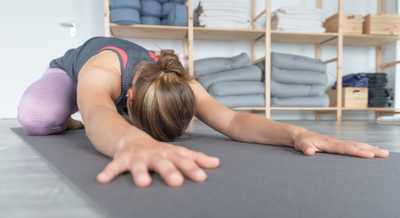 Sanftes Yoga für Ältere mit Stuhl und Matte